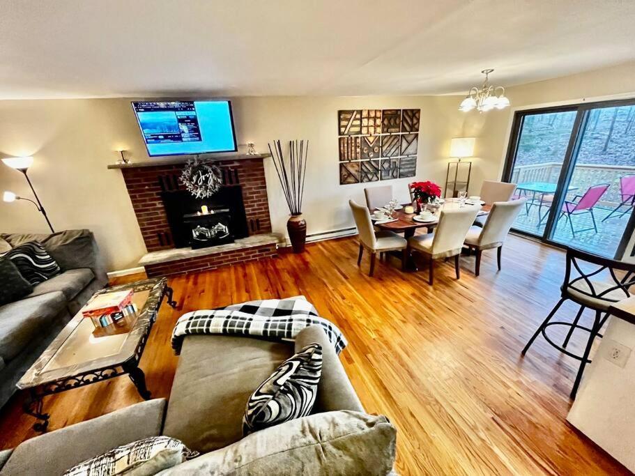 Sauna, Games,grill, View,lake,pool,tvs *